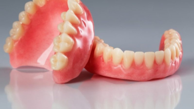 Protesi dentarie fasulle: grave rischio per la salute