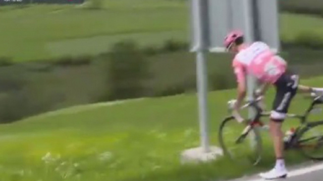Tom Dumoulin, la fermata a bordo strada nella tappa dello Stelvio