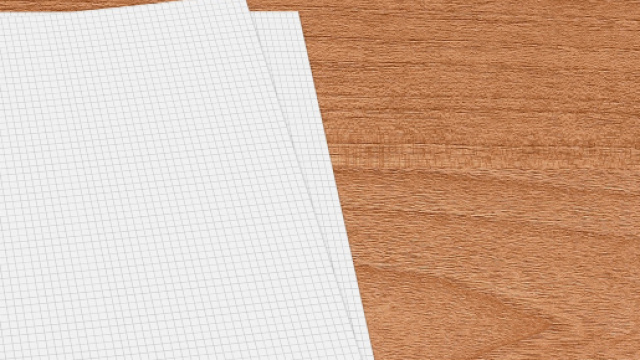 Un foglio bianco su un tavolo in legno
