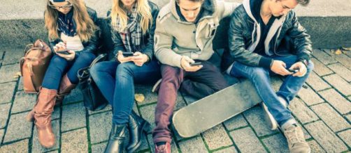 Adolescentes adictos al celular | La Opini&oacute;n - laopinion.com