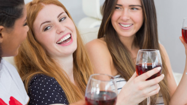 Ogni bicchiere di bevanda alcolica (vino, birra, etc.) consumata oltre le 5 settimanali accorcerebbe la vita di 30 minuti. foto-nextavenue.org