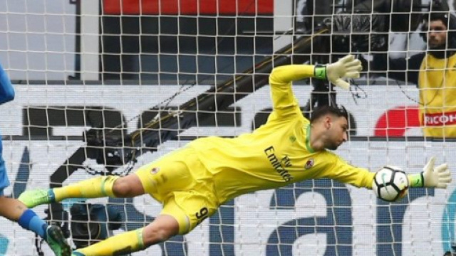Para Donnarumma contro il Napoli