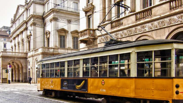 Uomo armato di pistola minaccia i passeggeri di un tram