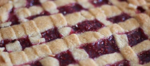 Tarta Linzer, jugosa mermelada de frambuesa entre una masa delicada y sabrosa.