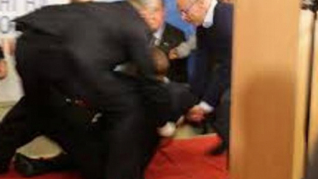 Berlusconi cade rovinosamente al comizio