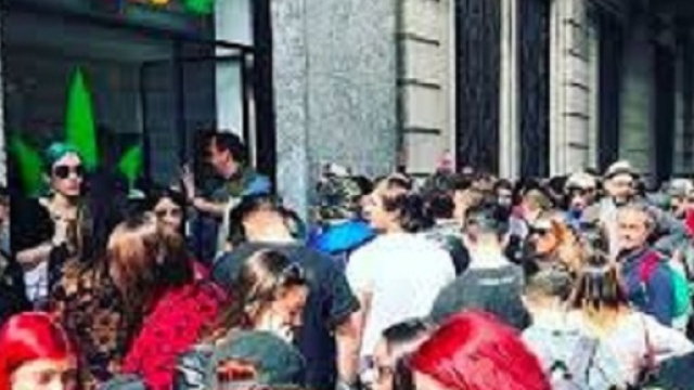 Folla per l'inaugurazione di Mr Nice il negozio che vende cannabis di J-Ax
