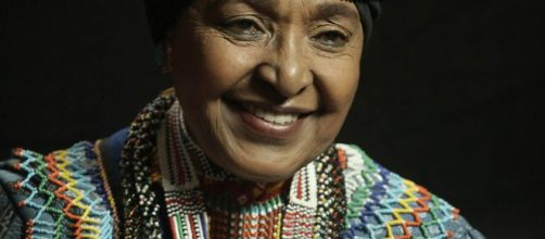 La fallecida Winnie Mandela, con su caracter&iacute;stico turbante.