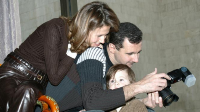 Bashar al-Assad con la moglie Asma ed uno dei tre figli