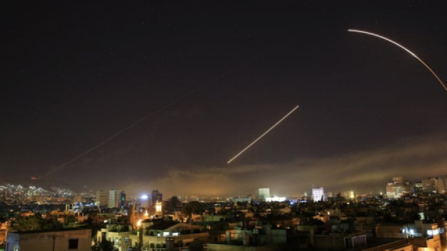 Siria, i missili nel cielo di Damasco: le immagini dalla capitale ... - repubblica.it