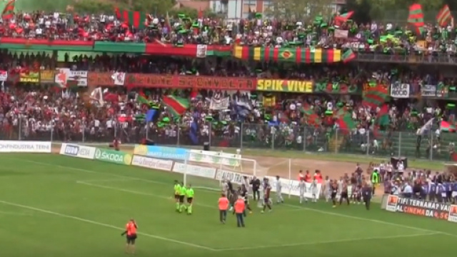 Ternana e Foggia fanno il loro ingresso sul terreno di gioco del "Liberati" prima di Ternana-Foggia 1-1 del 29 aprile 2012