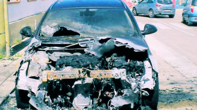 Una delle auto date alle fiamme la scorsa notte a Porto Torres