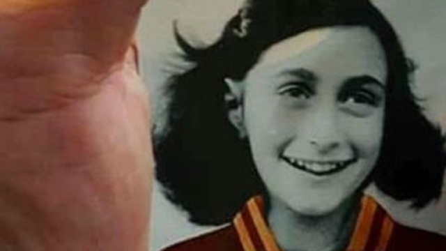 Anna Frank con la maglia della Roma: tifosi Lazio nella bufera