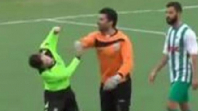 Calcio violento, picchiato un giovane arbitro ... - lastampa.it