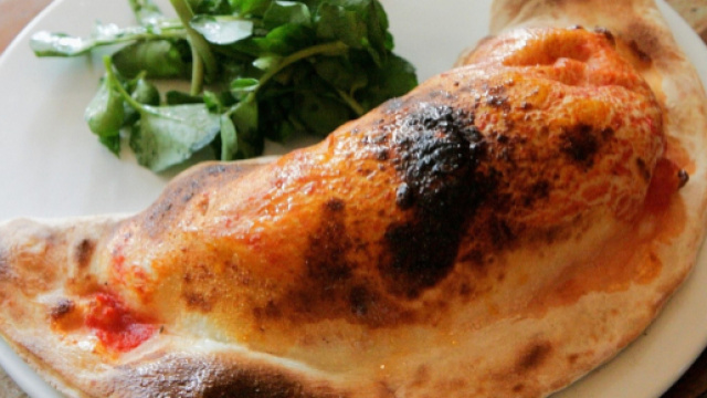 Calzone al forno ripieno di broccoletti e formaggio gruviera