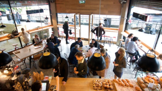 Entrano in una caffetteria di Philadelphia e vengono arrestati perch&eacute; non hanno ordinato