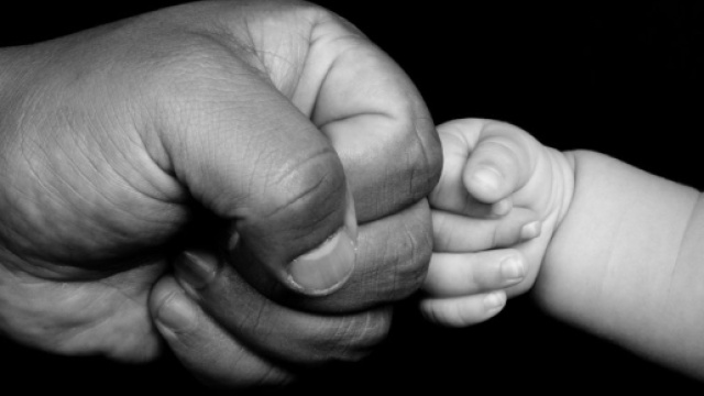 La storia di Barry sta facendo il giro del mondo: &egrave; riuscito a dimagrire 51 kg pur di aiutare il figlio malato.