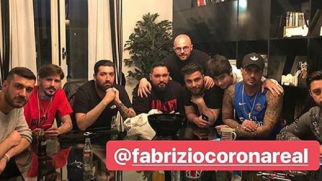 Lorenzo Riccardi nella foto di gruppo Fabrizio Corona