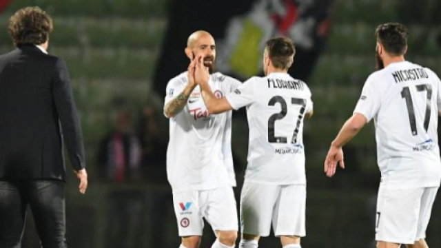 Nella foto della Lega B, Mazzeo e Floriano esultano dopo il 2-2 sotto lo sguardo di Stroppa e Nicastro