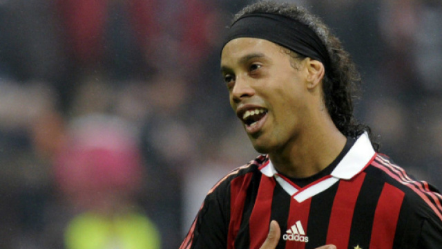 Ronaldinho al Milan: mano al petto