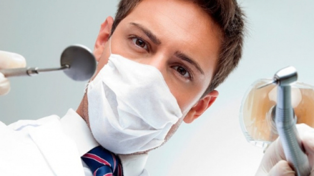 Fotografia di un dentista con i propri strumenti