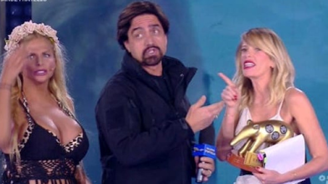Incursione shock di Valerio Staffelli all'Isola dei Famosi