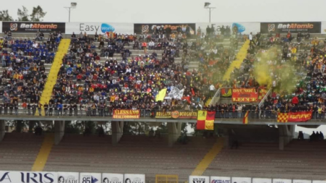 La Curva Sud al Via del mare..