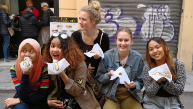 Le studentesse di Intercultura con il cannolo siciliano.