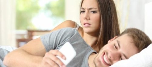 Como saber se seu namorado est&aacute; te traindo. (foto reprodu&ccedil;&atilde;o).