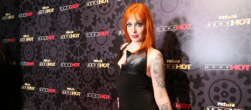 Mel Fire foi eleita a atriz de filmes adultos revela&ccedil;&atilde;o LGBT de 2017 no Pr&ecirc;mio Sexy Hot.