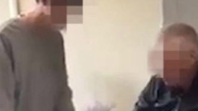 Alunno bullizza il professore: 'inginocchiati e mettimi 6'