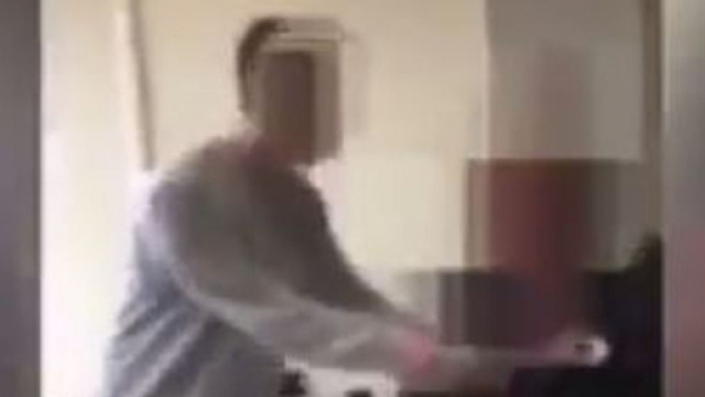 Ennesimo atto di prepotenza di uno studente verso l'insegnante.