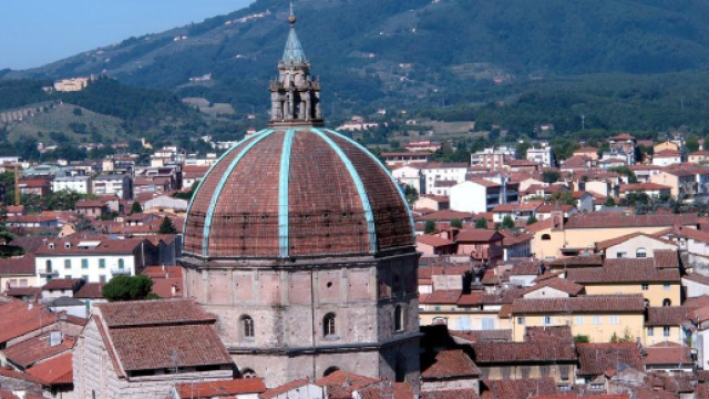 Pistoia: il nuovo regolamento comunale impone insegne solo in italiano