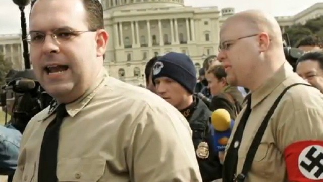 Simboli nazisti a teatro in Germania (Fonte: 24h News - Youtube)