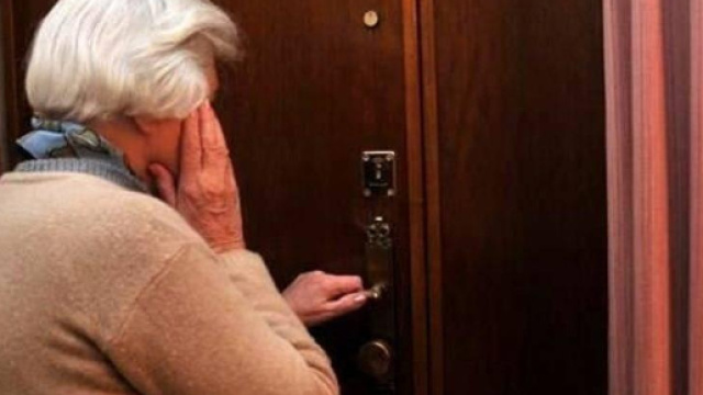 Anziana derubata dalle vicine di casa.