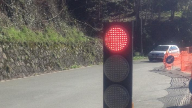 In Cina semafori che spruzzano acqua contro pedoni che passano con il rosso