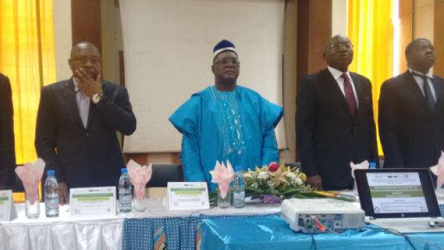 Le comit&eacute; r&eacute;uni de l'Universit&eacute; de Dschang lors de la conf&eacute;rence de presse (c) Odile Pahai