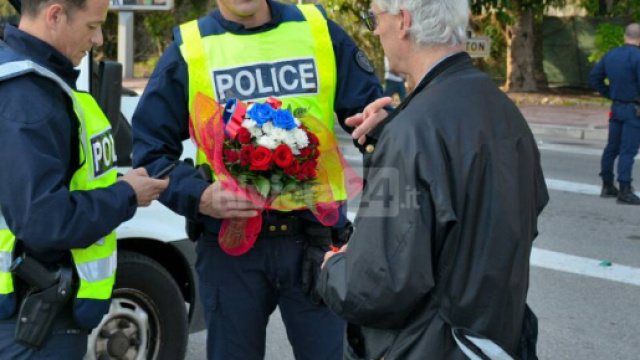 Attentato a Parigi, il gesto di affettuosa solidariet&agrave; di un vigile sanremese in frontiera
