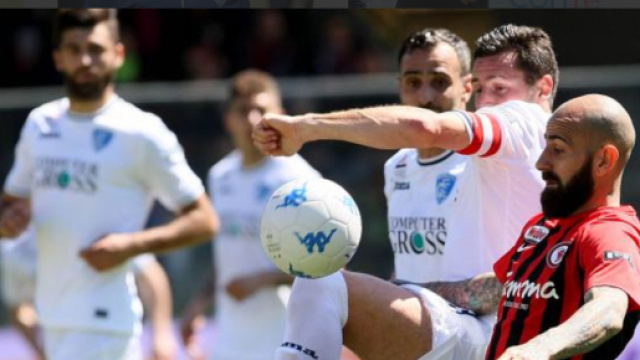 Nella foto della Lega B, il rossonero Mazzeo ed il capitano dell&rsquo;Empoli Pasqual in lotta per il pallone