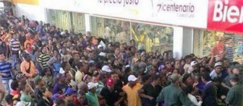 Una masa humana hambrienta a las afueras de los supermecados