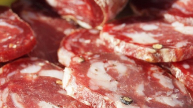Allarme salmonella: salame ritirato dal commercio, la marca interessata