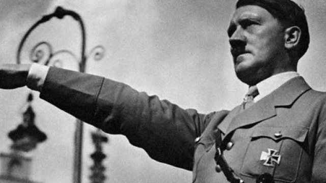 Auguri a Hitler da parte di un professore, poi la rettifica