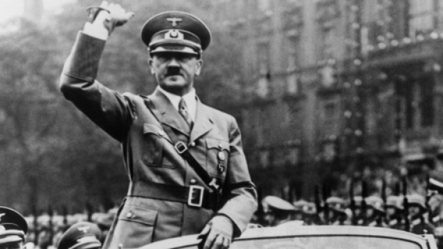 Auguri ad Hitler: polemiche e chiarimento social