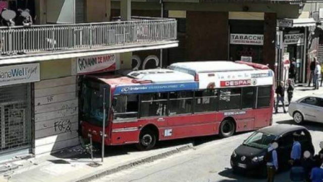 Autobus fuori controllo nel cosentino