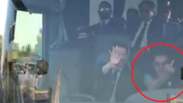 Il gesto di Sarri fa infuriare i tifosi della Juve (Fonte: ViralBump Italia &ndash; Youtube)