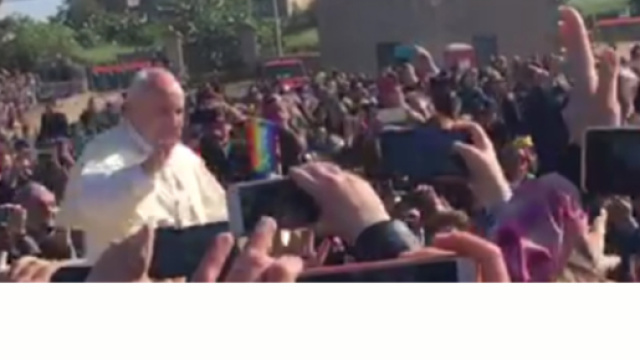 Il Papa saluta la folla ad Alessano, in provincia di Lecce.