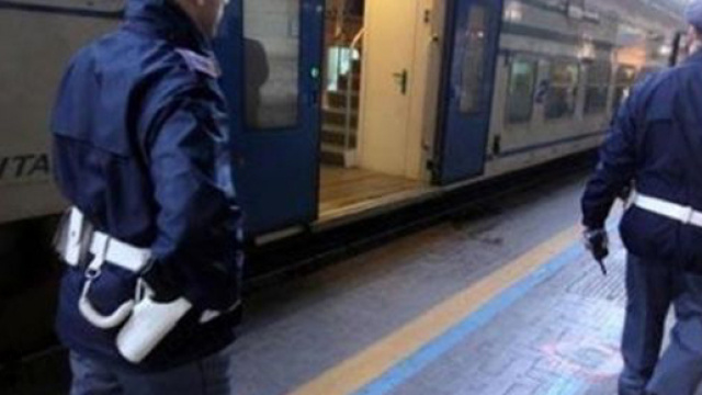 Si dimentica lo zaino con 1 chilogrammo di maijurana sul treno chiede aiuto alla polfer