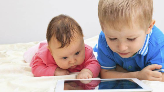 I genitori americani protestano contro le app di chirurgia estetica per i bambini.