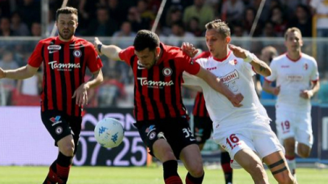 Nella foto della Lega B, Calabresi lotta contro Improta per il possesso del pallone
