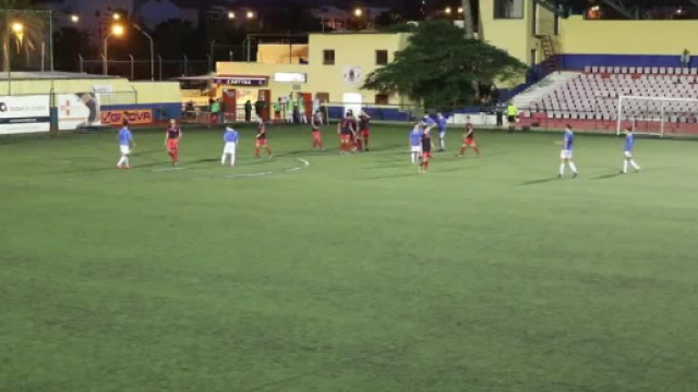 Rissa sugli spalti durante una partita di calcio giovanile