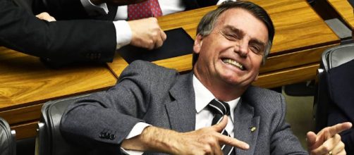 Bolsonaro surpreende e comparece a casamento de f&atilde; - com.br